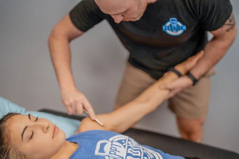  Patient working with a provider at a performance physical therapy clinic in Wilmington, NC reviewing running gait analysis results